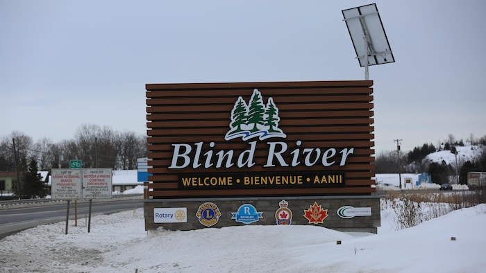 Le panneau d’entrée de la municipalité de Blind River accueille les visiteurs en anglais, en français et en ojibwé.