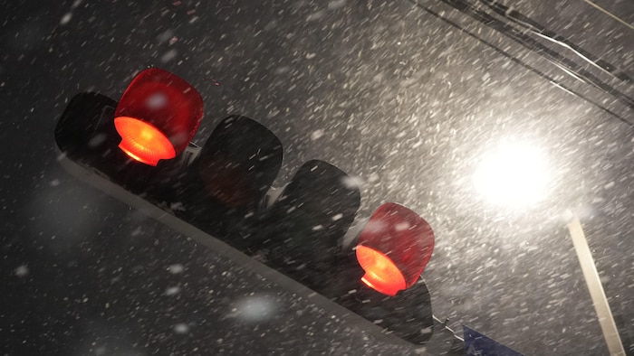 Un feu de circulation dans les flocons de neige.
