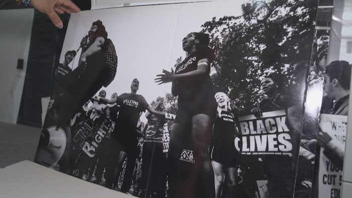 Une photo en noir et blanc d'une manifestation antiracisme à Toronto en 2020.