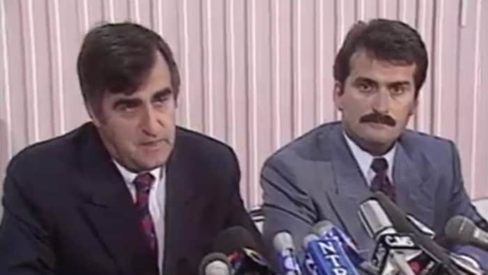 L'ex-député et ministre conservateur Lucien Bouchard et l'ex-député libéral Jean Lapierre à la conférence de presse créant le mouvement du Bloc québécois le 25 juillet 1990.
