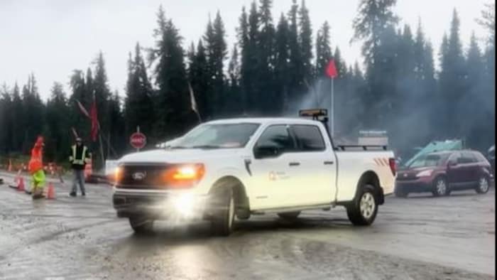 Un camion d'Hydro-Québec sur la route.