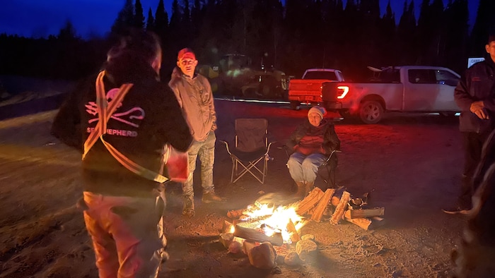 Des manifestants autour d'un feu de camp.