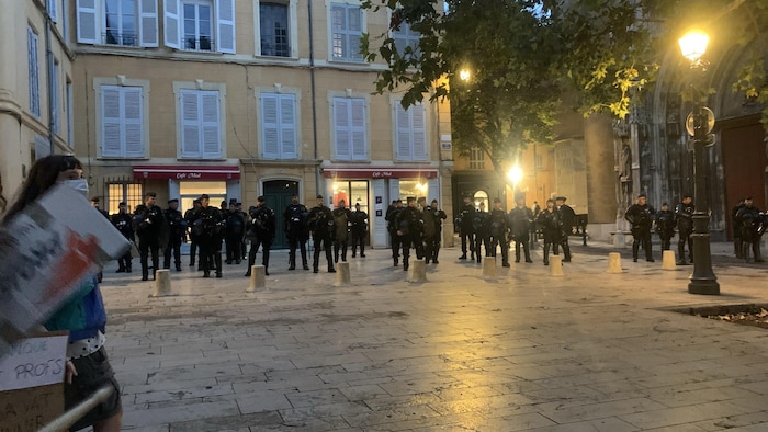 Des policiers se préparent à intervenir.