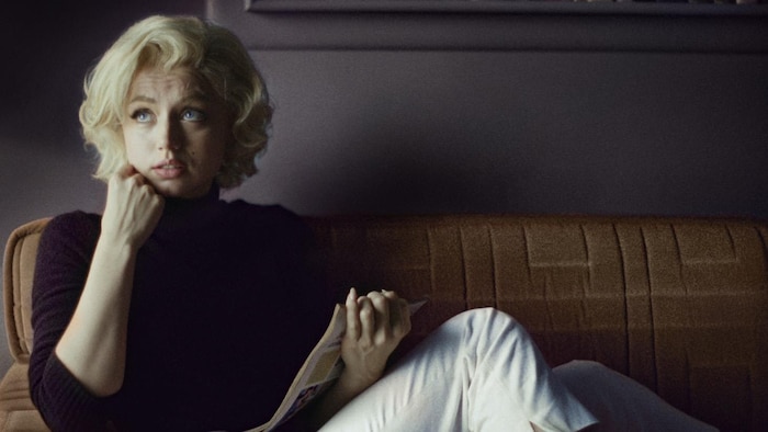L'actrice Ana de Armas pose son menton sur son poing en personnifiant Marilyn Monroe.