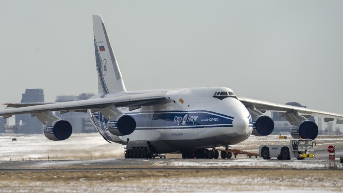 Un avion Antonov cloué au sol.