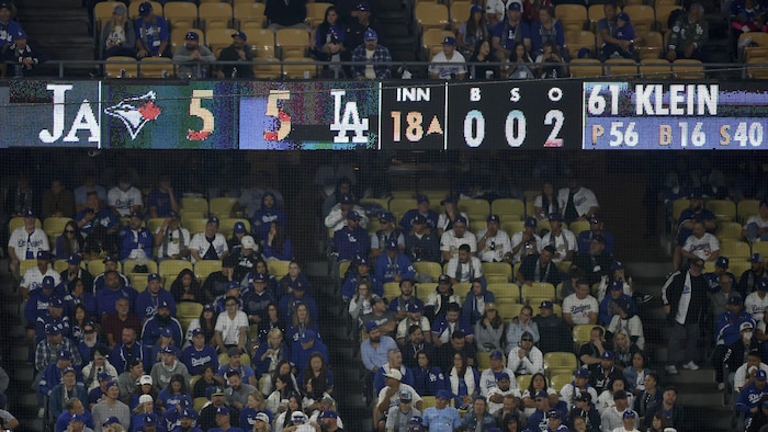 L'écran au stade montre que le match est en 18e manche. 