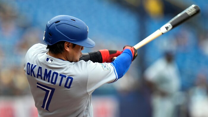 Kazuma Okamoto des Blue Jays de Toronto frappe un double face au lanceur des Rays de Tampa Bay, Shane McClanahan, lors de la première manche d’un match de baseball disputé mercredi 6 mai 2026 à St. Petersburg, en Floride.