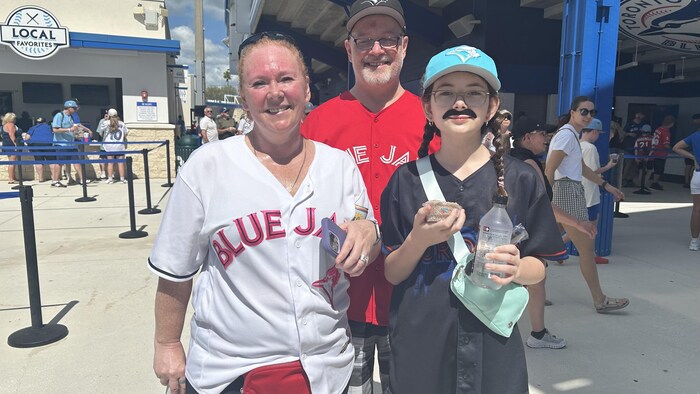 Natasha Sanborn et sa famille sourient dans le TD Ballpark.
