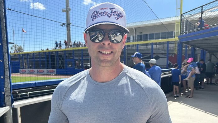 Skyler Seccaspina a deux pouces en l'air, souriant dans un stade de baseball.