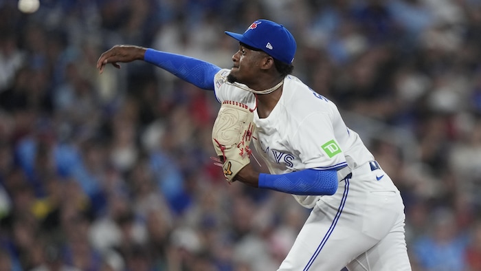 Le lanceur des Blue Jays de Toronto, José Soriano, affrontant les Red Sox de Boston en deuxième manche d'un match de baseball de la Ligue américaine de la MLB à Toronto le mercredi 12 août 2026.