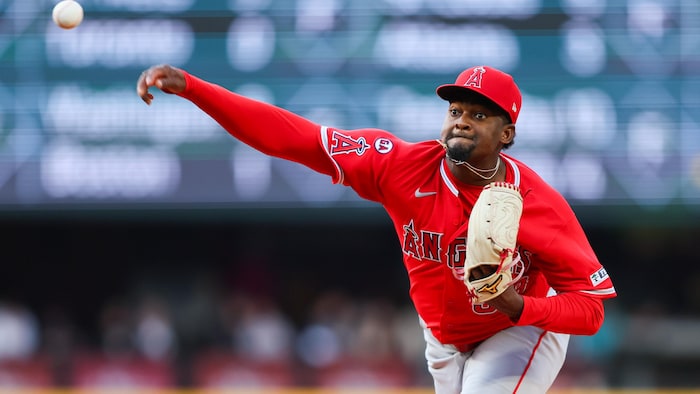 José Soriano effectue un lancer lors de la troisième manche d'un match de baseball contre les Mariners de Seattle, le mardi 30 juin 2026, à Seattle.