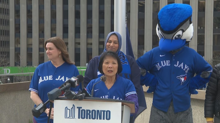 Olivia Chow en point de presse devant l'hôtel de ville de Toronto, le 8 avril 2024.