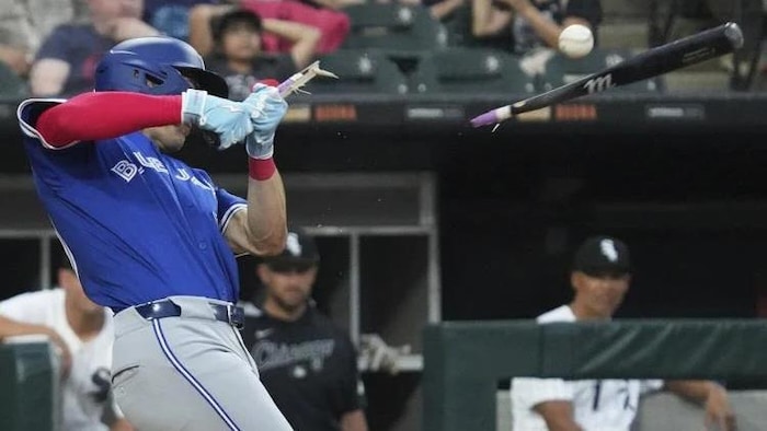 Joey Loperfido brise son bâton lors d'un match à Chicago, le 8 juillet 2025.