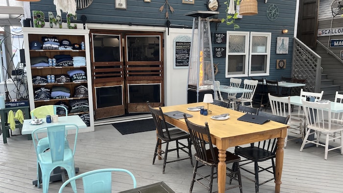 Vue intérieur de la salle de restaurant principale du Blue Mussel Cafe. Des tables et des chaises sont dispositionnées. Aucun client ne se trouve dans le restaurant.