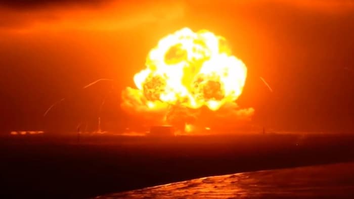 Une imposante boule de feu remplit le ciel.