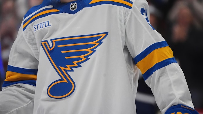 Un joueur avec le chandail des Blues de St-Louis.