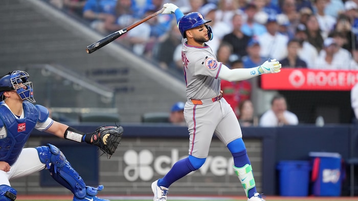 Bo Bichette regarde une balle au loin alors qu'il est au bâton.