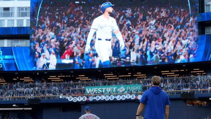 Bo Bichette, les mains sur les hanches, regarde la vidéo.