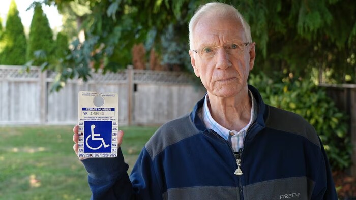 Bob Coss affirme que les salles de spectacle devraient exiger une carte d'accès, semblable à ce permis de stationnement, afin de s'assurer que les personnes qui achètent des places accessibles lors d'événements ont réellement un handicap.