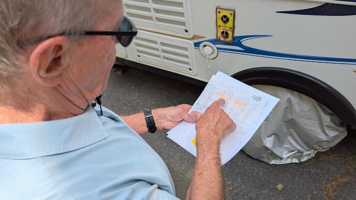 Bob Gibson observe une note de dépenses.