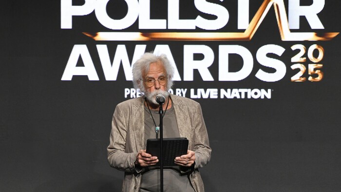 Bob Weir assiste à la cérémonie des prix Pollstar le 16 avril 2025 à Beverly Hills, en Californie.