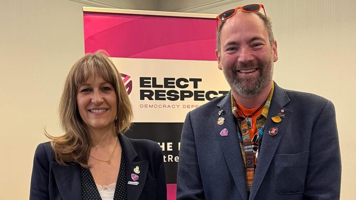Marianne Meed Ward et Bob Wells devant une pancarte d'Elect Respect.