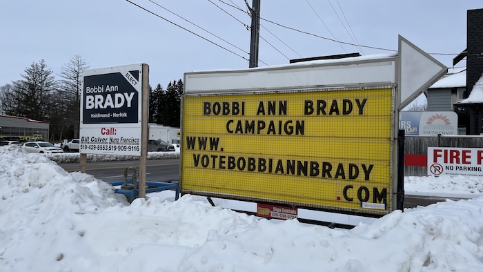 Une affiche de campagne dans la neige.