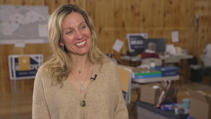 Une femme dans un bureau de campagne.