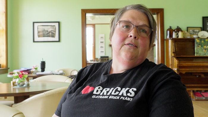 Bobbie Machmer, membre de la Société historique de la briqueterie de Claybank, en juillet 2026.