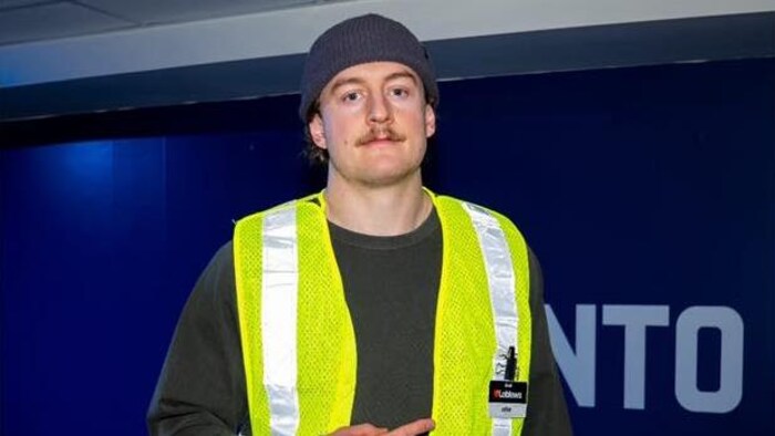 Le joueur pointe le badge avec le nom de l'employé sur la veste.