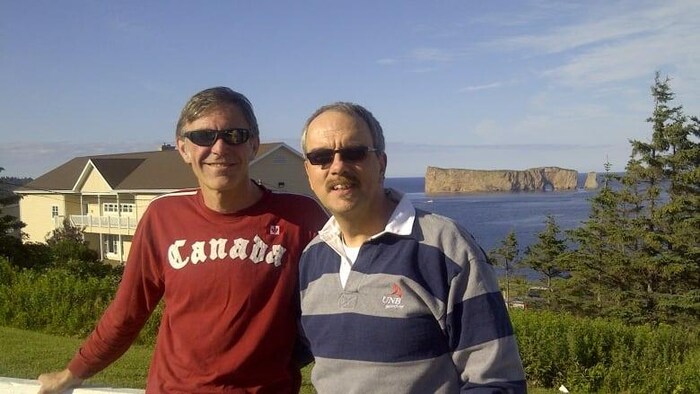 Deux hommes avec des lunette de soleil en Gaspésie.