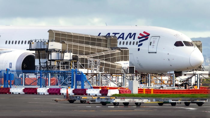 L'avion Boeing 787 Dreamliner de LATAM Airlines qui a soudainement perdu de l'altitude en plein vol, chutant violemment et blessant des dizaines de voyageurs terrifiés, est sur le tarmac de l'aéroport international d'Auckland, le 12 mars 2024.