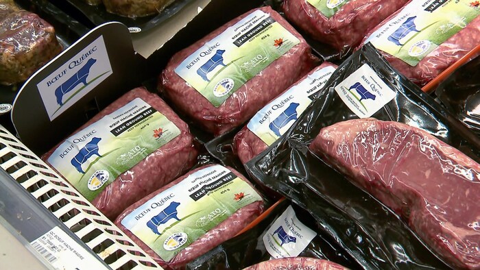 Les pièces de viande sont emballés sous vide