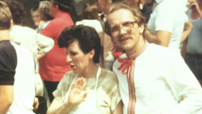 M. Czuchnowsky et une femme en tenue traditionnelle ukrainienne