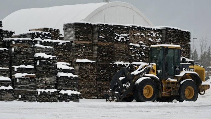 Un tracteur circule dans la cour à bois de Bois BSL.