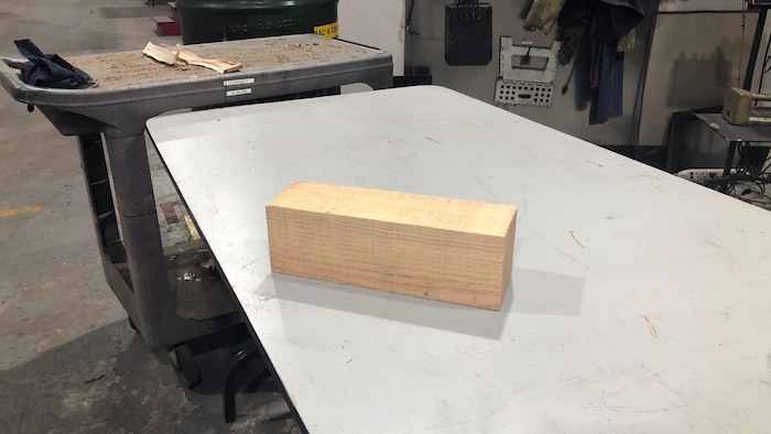 Un bloc de bois d’essai normalisé sur une table.