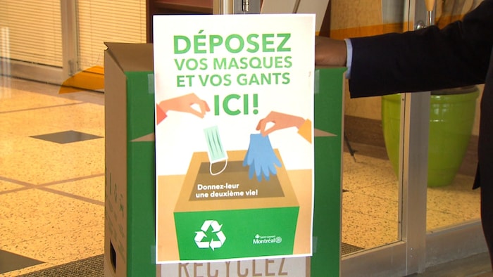 Plan rapproché d'une boîte Zéro Déchet installée devant l'hôtel de ville de l'arrondissement de Saint-Laurent.