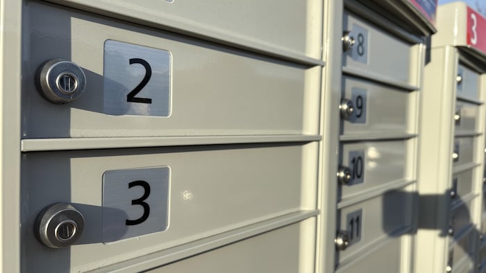 Gros plan sur des boîtes postales communautaires.