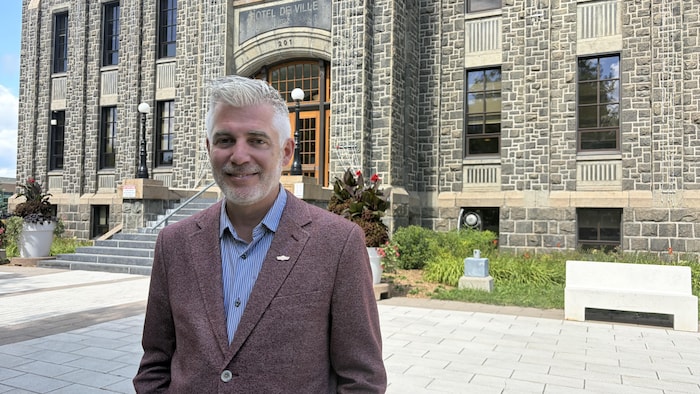 Le maire de Saguenay devant l'hôtel de ville.