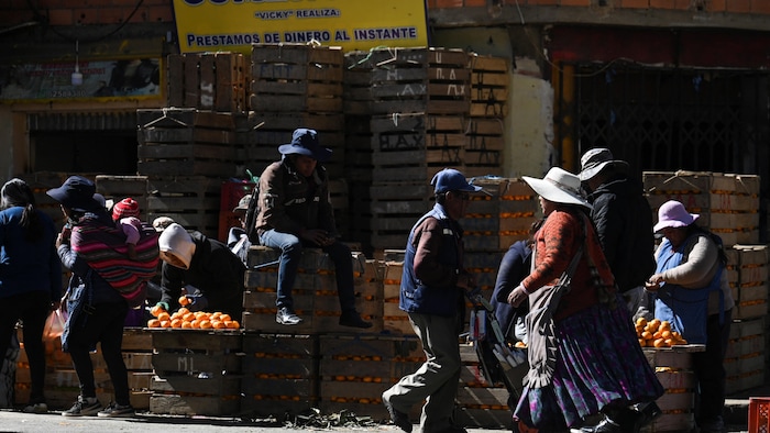 Des habitants se rendent au marché pour faire le plein de nourriture.