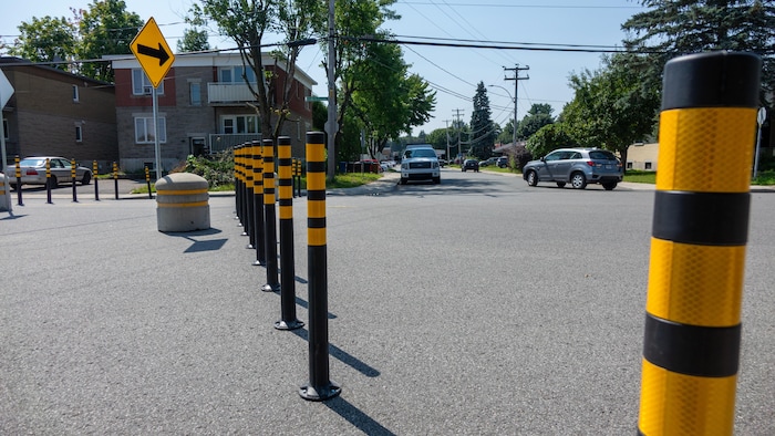 Des bollards et des blocs de béton. 