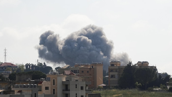 De la fumée s'élève d'un village libanais.