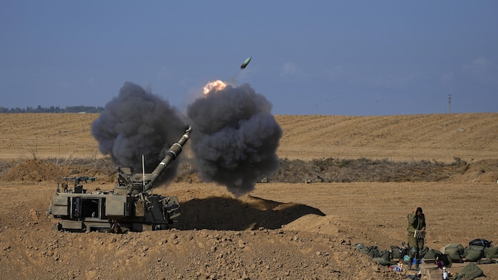 مدفعية تابعة للجيش الإسرائيلي تقصف قطاع غزة من حقل قريب في جنوب إسرائيل.