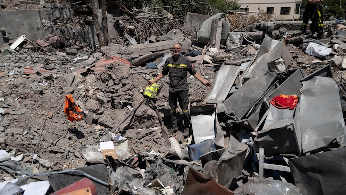 Ali Jaber, 55 ans, membre de la Défense civile libanaise, organisme public chargé principalement de la lutte contre les incendies, des premiers secours et des opérations de sauvetage, debout dans un cratère au siège de l’organisation à Nabatieh, au Liban, le 17 juin 2026.