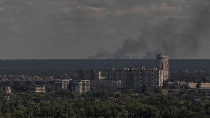 De la fumée s'élève au loin après une frappe aérienne russe, à Kiev, le 12 août 2026.