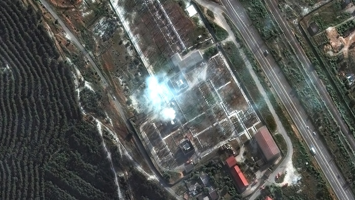 Une image satellite d'une station électrique bombardée en Crimée.