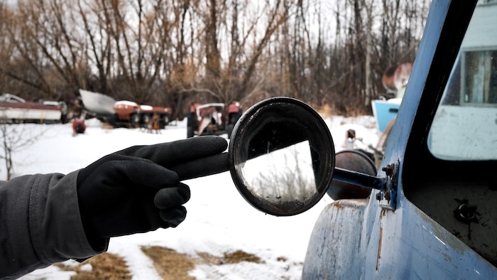Nelson Saint Goddard montre le rétroviseur de son bombardier. 