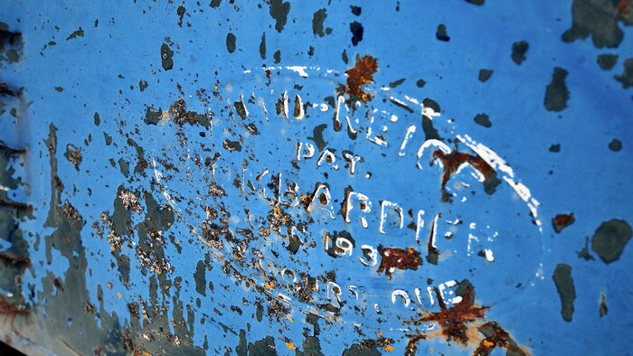 Un inscription indique que le modèle du bombardier date de 1937.        