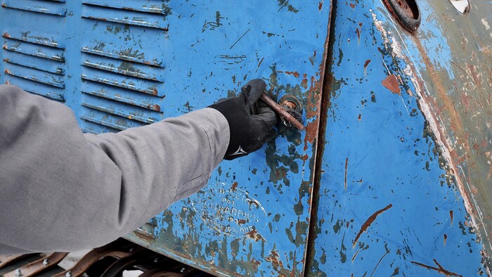 Un clou fait office de poignée.