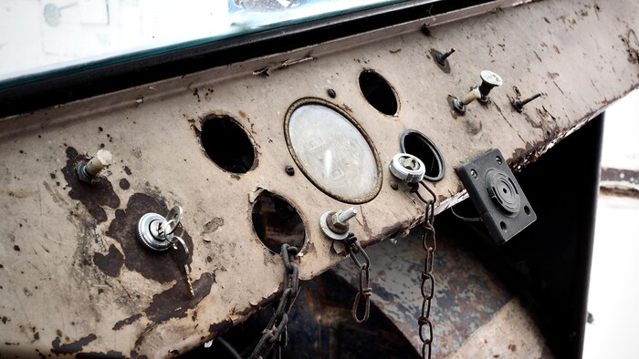 Le tableau de bord a beaucoup de marques d'usure. 